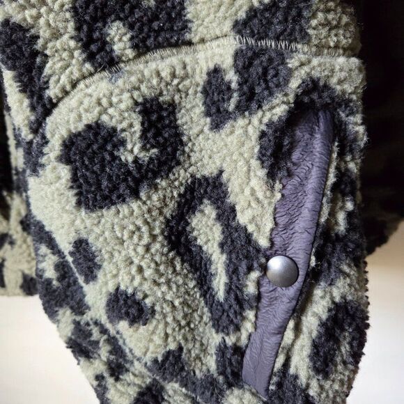 EUC OLD NAVY SHERPA ANIMAL PRINT MOCK NECK BUTTONED SWEATER SIZE XL - Picture 9 of 13